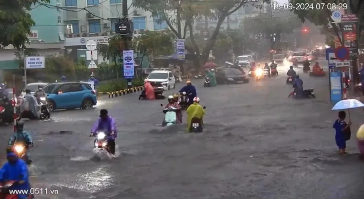 Đà Nẵng mưa lớn gây ngập sâu do ảnh hưởng rìa xa áp thấp nhiệt đới - Ảnh 3. Đà Nẵng mưa lớn gây ngập sâu do ảnh hưởng rìa xa áp thấp nhiệt đới - Ảnh 3.