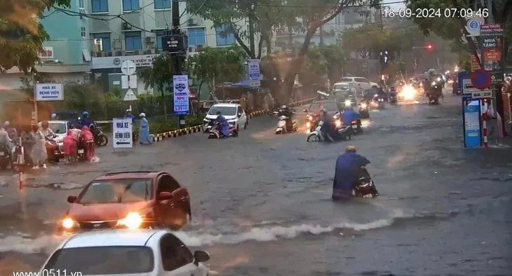Đà Nẵng mưa lớn gây ngập sâu do ảnh hưởng rìa xa áp thấp nhiệt đới - Ảnh 5. Đà Nẵng mưa lớn gây ngập sâu do ảnh hưởng rìa xa áp thấp nhiệt đới - Ảnh 5.