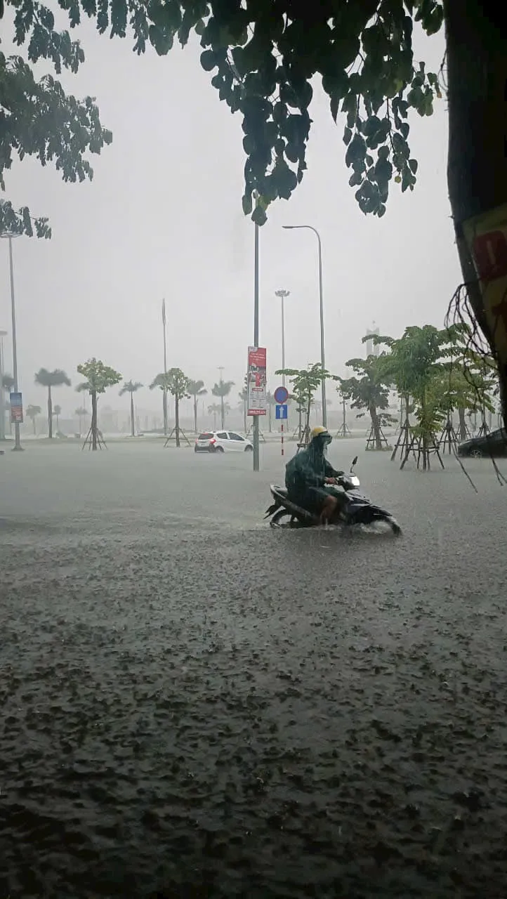 Đà Nẵng mưa lớn gây ngập sâu do ảnh hưởng rìa xa áp thấp nhiệt đới - Ảnh 2. Đà Nẵng mưa lớn gây ngập sâu do ảnh hưởng rìa xa áp thấp nhiệt đới - Ảnh 2.