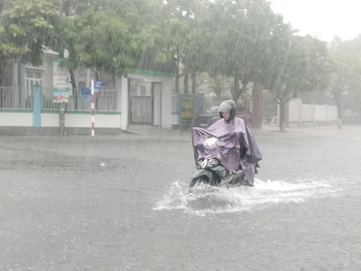 Nhiều tuyến đường ở thành phố Tam Kỳ (Quảng Nam) bị ngập nước do mưa lớn - Ảnh 2. Nhiều tuyến đường ở thành phố Tam Kỳ (Quảng Nam) bị ngập nước do mưa lớn - Ảnh 2.
