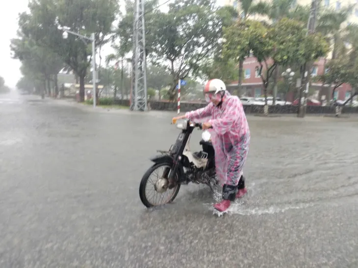 Nhiều tuyến đường ở thành phố Tam Kỳ (Quảng Nam) bị ngập nước do mưa lớn - Ảnh 3. Nhiều tuyến đường ở thành phố Tam Kỳ (Quảng Nam) bị ngập nước do mưa lớn - Ảnh 3.