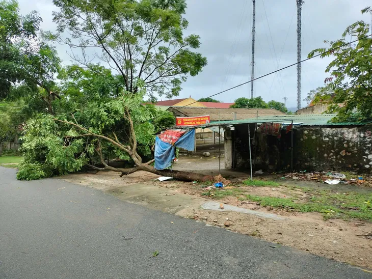 Hà Tĩnh và Thừa Thiên Huế lốc xoáy khiến hàng chục nhà dân bị tốc mái - Ảnh 4. Hà Tĩnh và Thừa Thiên Huế lốc xoáy khiến hàng chục nhà dân bị tốc mái - Ảnh 4.