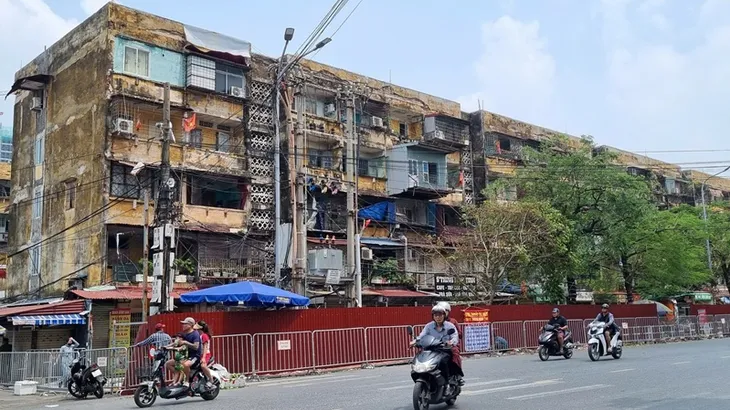 Hải Phòng hỗ trợ di dời tài sản của hơn 300 hộ dân khỏi chung cư nguy hiểm - Ảnh 1. Hải Phòng hỗ trợ di dời tài sản của hơn 300 hộ dân khỏi chung cư nguy hiểm - Ảnh 1.