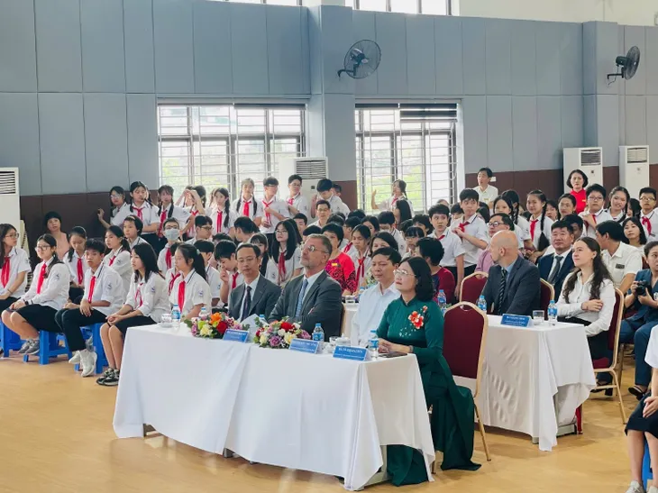 Gắn biển Trường THCS Giảng Võ có chương trình dạy tiếng Pháp đạt chuẩn quốc tế - Ảnh 1. Gắn biển Trường THCS Giảng Võ có chương trình dạy tiếng Pháp đạt chuẩn quốc tế - Ảnh 1.
