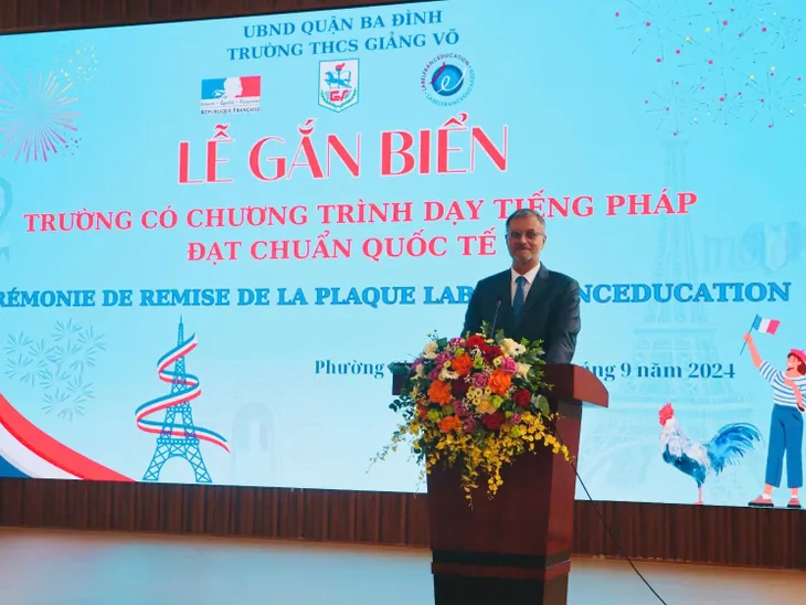 Gắn biển Trường THCS Giảng Võ có chương trình dạy tiếng Pháp đạt chuẩn quốc tế - Ảnh 2. Gắn biển Trường THCS Giảng Võ có chương trình dạy tiếng Pháp đạt chuẩn quốc tế - Ảnh 2.