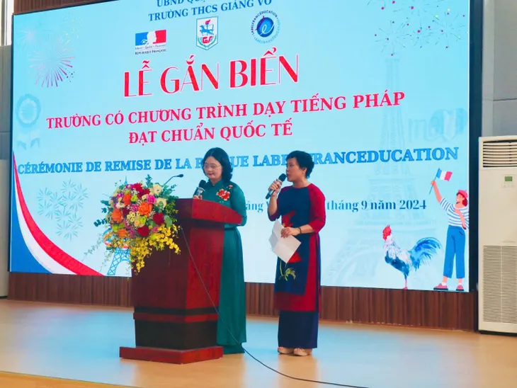Gắn biển Trường THCS Giảng Võ có chương trình dạy tiếng Pháp đạt chuẩn quốc tế - Ảnh 3. Gắn biển Trường THCS Giảng Võ có chương trình dạy tiếng Pháp đạt chuẩn quốc tế - Ảnh 3.