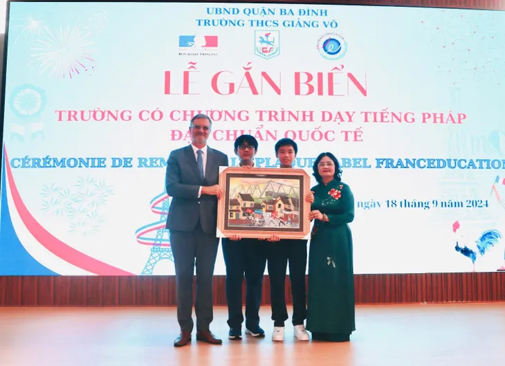 Gắn biển Trường THCS Giảng Võ có chương trình dạy tiếng Pháp đạt chuẩn quốc tế - Ảnh 4. Gắn biển Trường THCS Giảng Võ có chương trình dạy tiếng Pháp đạt chuẩn quốc tế - Ảnh 4.