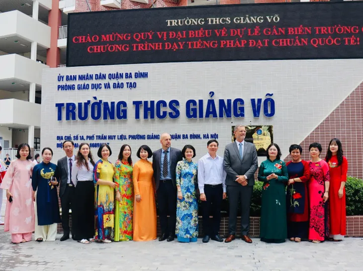 Gắn biển Trường THCS Giảng Võ có chương trình dạy tiếng Pháp đạt chuẩn quốc tế - Ảnh 6. Gắn biển Trường THCS Giảng Võ có chương trình dạy tiếng Pháp đạt chuẩn quốc tế - Ảnh 6.