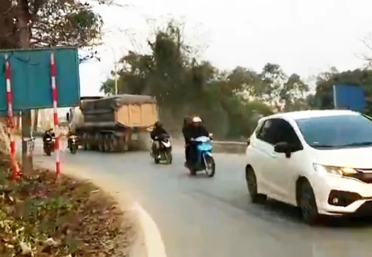 Sập cầu Phong Châu và những yếu tố có thể tác động - Ảnh 1. Sập cầu Phong Châu và những yếu tố có thể tác động - Ảnh 1.