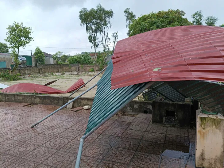 Hà Tĩnh và Thừa Thiên Huế lốc xoáy khiến hàng chục nhà dân bị tốc mái - Ảnh 1. Hà Tĩnh và Thừa Thiên Huế lốc xoáy khiến hàng chục nhà dân bị tốc mái - Ảnh 1.