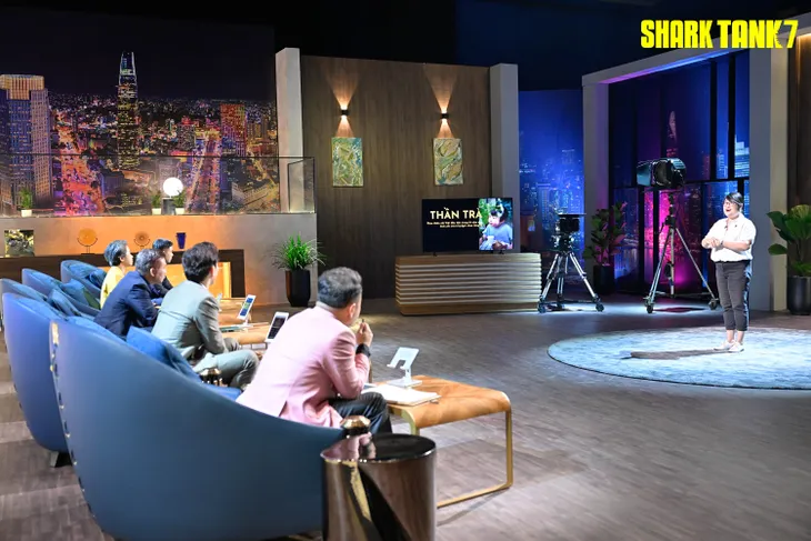 Shark Tank: Nữ biên kịch của những bộ phim điện ảnh trăm tỷ khiến cả 5 Shark chốt deal - Ảnh 1. Shark Tank: Nữ biên kịch của những bộ phim điện ảnh trăm tỷ khiến cả 5 Shark chốt deal - Ảnh 1.