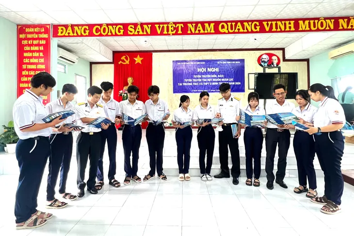 Bồi đắp tình yêu biển, đảo cho thế hệ trẻ - Ảnh 2. Bồi đắp tình yêu biển, đảo cho thế hệ trẻ - Ảnh 2.