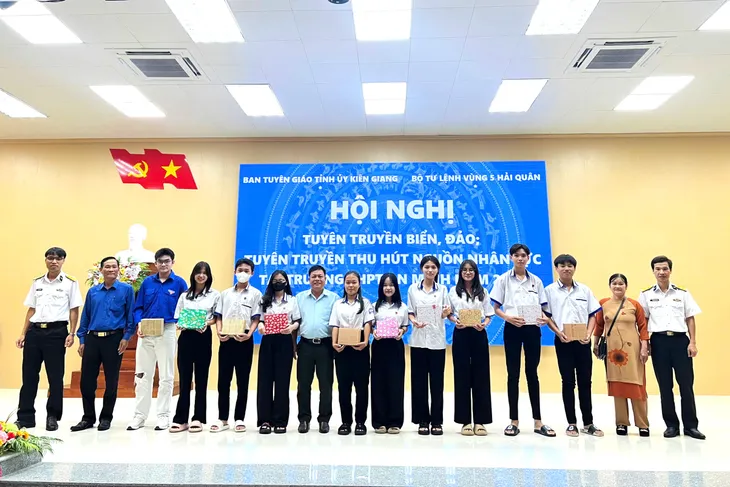 Bồi đắp tình yêu biển, đảo cho thế hệ trẻ - Ảnh 3. Bồi đắp tình yêu biển, đảo cho thế hệ trẻ - Ảnh 3.