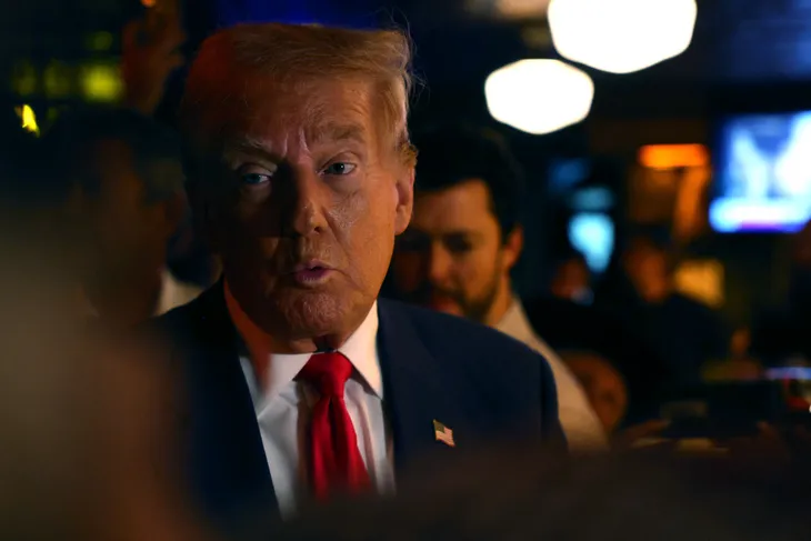 Lan truyền thông tin sai lệch về việc tìm thấy chất nổ gần cuộc mít-tinh của ông Trump - Ảnh 1. Lan truyền thông tin sai lệch về việc tìm thấy chất nổ gần cuộc mít-tinh của ông Trump - Ảnh 1.