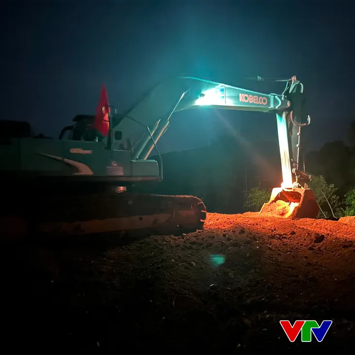 Xuyên đêm san ủi mặt bằng xây dựng Khu tái định cư Làng Nủ - Ảnh 5. Xuyên đêm san ủi mặt bằng xây dựng Khu tái định cư Làng Nủ - Ảnh 5.