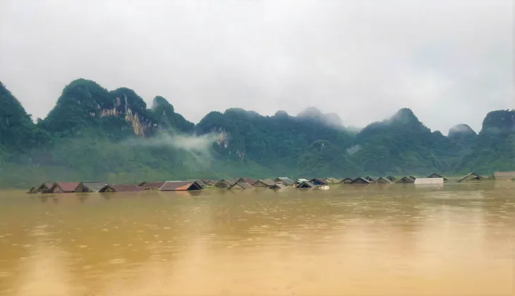 Quảng Bình: Một tàu hàng có 6 thuyền viên bị cuốn trôi khi tránh bão số 4 - Ảnh 1. Quảng Bình: Một tàu hàng có 6 thuyền viên bị cuốn trôi khi tránh bão số 4 - Ảnh 1.