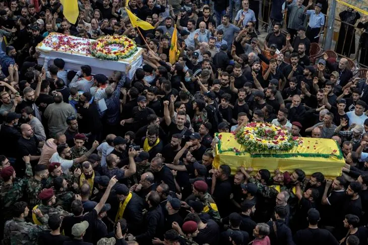 Israel, Hezbollah tấn công đáp trả nhau ồ ạt sau vụ nổ máy nhắn tin tại Lebanon - Ảnh 2. Israel, Hezbollah tấn công đáp trả nhau ồ ạt sau vụ nổ máy nhắn tin tại Lebanon - Ảnh 2.