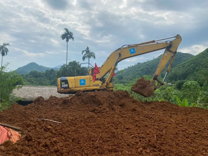 Xuyên đêm san ủi mặt bằng xây dựng Khu tái định cư Làng Nủ - Ảnh 7. Xuyên đêm san ủi mặt bằng xây dựng Khu tái định cư Làng Nủ - Ảnh 7.