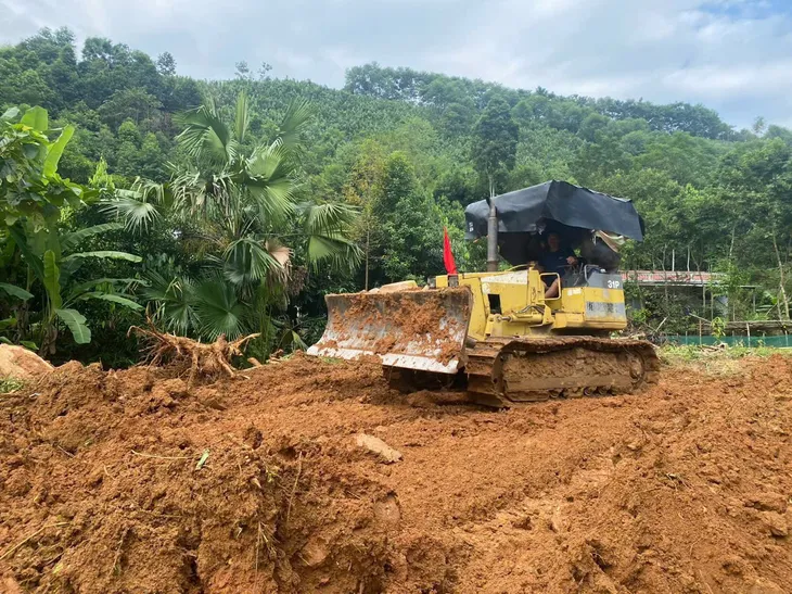 Xuyên đêm san ủi mặt bằng xây dựng Khu tái định cư Làng Nủ - Ảnh 6. Xuyên đêm san ủi mặt bằng xây dựng Khu tái định cư Làng Nủ - Ảnh 6.