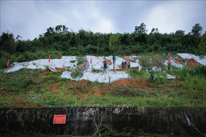 Hòa Bình: Nhanh chóng san gạt khu vực sạt lở xung yếu ở đồi Lủ Thao - Ảnh 2. Hòa Bình: Nhanh chóng san gạt khu vực sạt lở xung yếu ở đồi Lủ Thao - Ảnh 2.