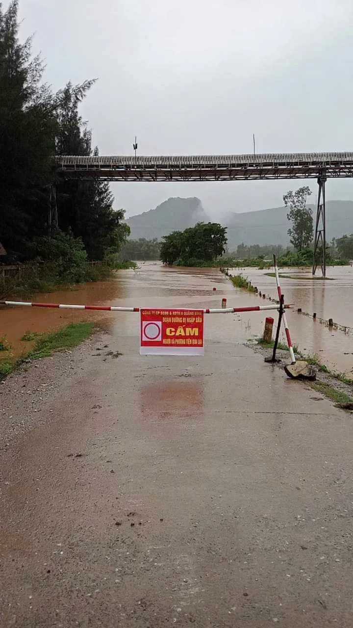 Quảng Bình: Lũ trên sông Gianh lên gây ngập nhiều khu vực - Ảnh 2. Quảng Bình: Lũ trên sông Gianh lên gây ngập nhiều khu vực - Ảnh 2.