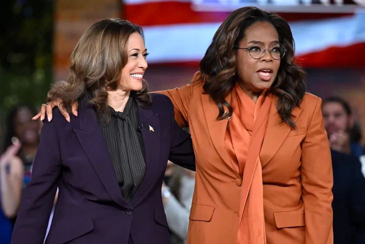 Bà Oprah Winfrey, Phó Tổng thống Kamala Harris cùng dự sự kiện tranh cử ở Michigan - Ảnh 1. Bà Oprah Winfrey, Phó Tổng thống Kamala Harris cùng dự sự kiện tranh cử ở Michigan - Ảnh 1.