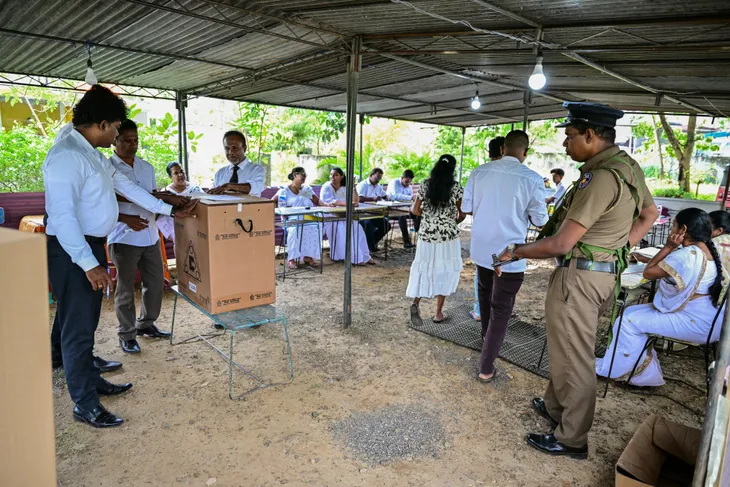 Hàng triệu người dân Sri Lanka đi bầu cử Tổng thống - Ảnh 1. Hàng triệu người dân Sri Lanka đi bầu cử Tổng thống - Ảnh 1.
