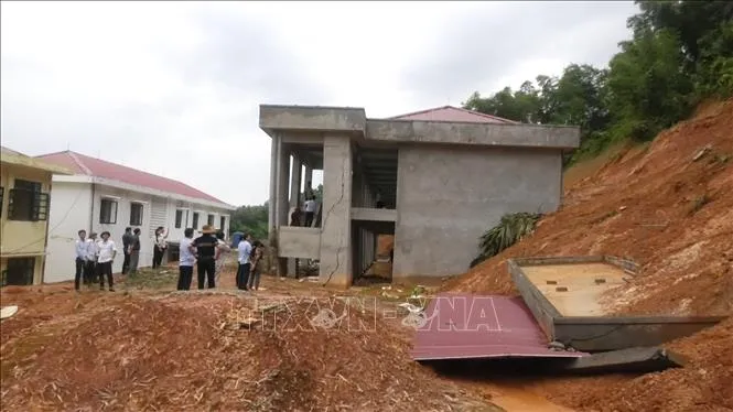 Thanh Hóa: Di dời khẩn cấp 300 học sinh vùng cao đến địa điểm mới do sạt lở - Ảnh 1. Thanh Hóa: Di dời khẩn cấp 300 học sinh vùng cao đến địa điểm mới do sạt lở - Ảnh 1.