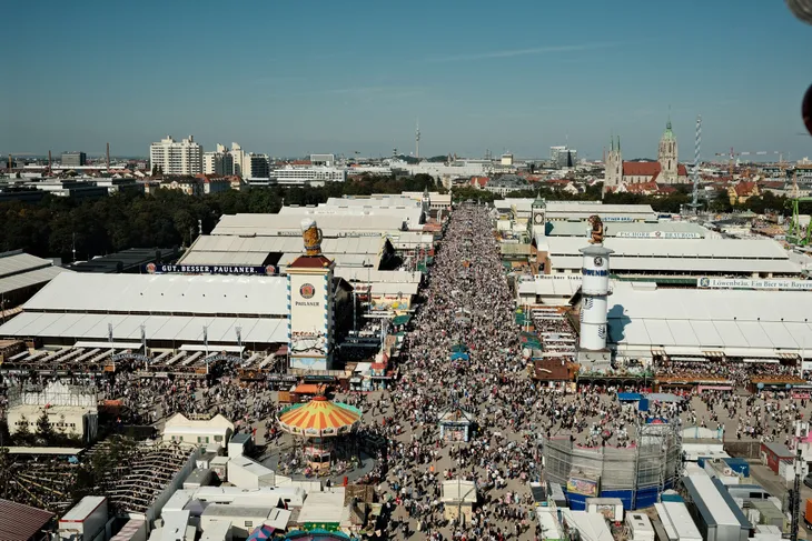 Hàng nghìn người tham dự lễ hội bia Oktoberfest lớn nhất thế giới - Ảnh 3. Hàng nghìn người tham dự lễ hội bia Oktoberfest lớn nhất thế giới - Ảnh 3.