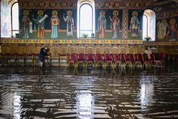 Lũ lụt cuốn trôi nhà cửa ở Romania, hàng nghìn người phải di dời - Ảnh 1. Lũ lụt cuốn trôi nhà cửa ở Romania, hàng nghìn người phải di dời - Ảnh 1.