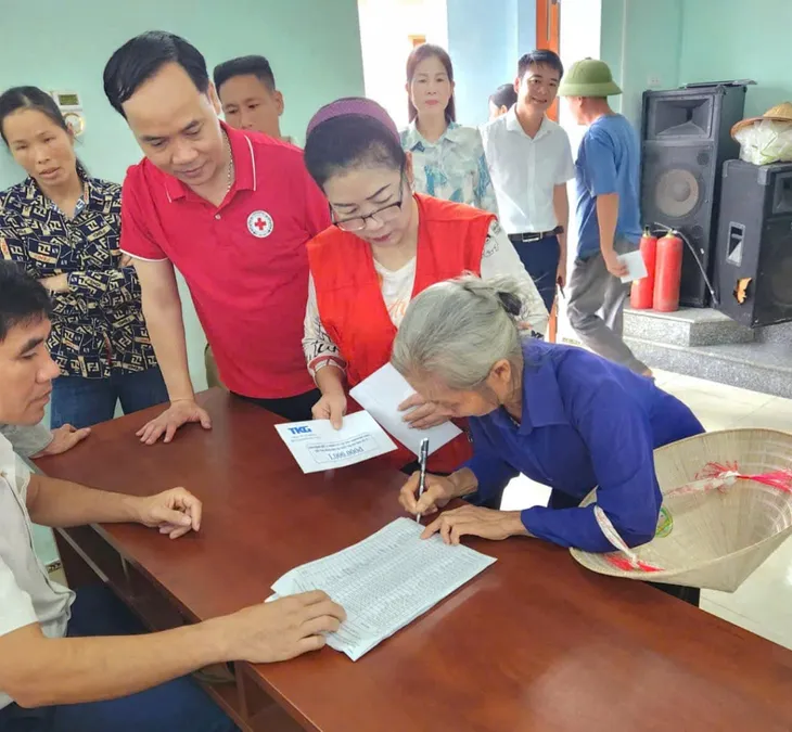 Hội Chữ thập đỏ Việt Nam chia sẻ với người dân bị thiệt hại do bão số 3 - Ảnh 2. Hội Chữ thập đỏ Việt Nam chia sẻ với người dân bị thiệt hại do bão số 3 - Ảnh 2.