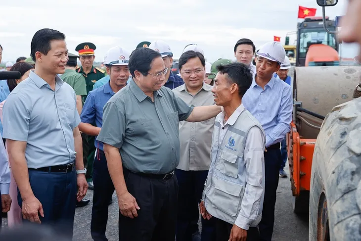 Thủ tướng: Cuối năm 2025 phải hoàn thành đường Vành đai 4 đoạn qua Bắc Ninh - Ảnh 1. Thủ tướng: Cuối năm 2025 phải hoàn thành đường Vành đai 4 đoạn qua Bắc Ninh - Ảnh 1.