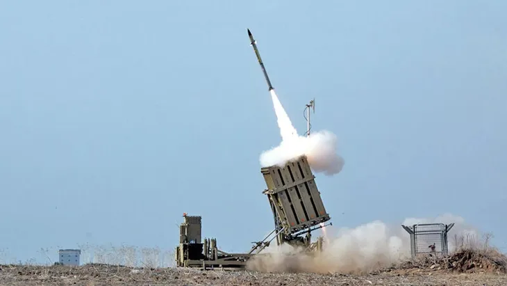 Iran ra mắt tên lửa đạn đạo mới, gia tăng lo ngại chạy đua vũ trang ở Trung Đông - Ảnh 2. Iran ra mắt tên lửa đạn đạo mới, gia tăng lo ngại chạy đua vũ trang ở Trung Đông - Ảnh 2.