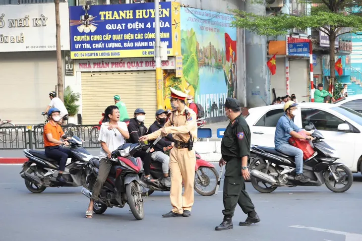 Hà Nội: 10 tổ công tác đặc biệt xử lý vi phạm trật tự an toàn giao thông phát huy hiệu quả - Ảnh 2. Hà Nội: 10 tổ công tác đặc biệt xử lý vi phạm trật tự an toàn giao thông phát huy hiệu quả - Ảnh 2.