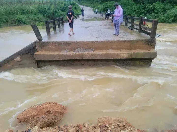 Sạt lở đất do mưa lớn diễn biến phức tạp ở nhiều địa phương miền núi - Ảnh 6. Sạt lở đất do mưa lớn diễn biến phức tạp ở nhiều địa phương miền núi - Ảnh 6.