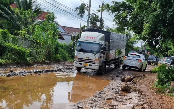 Đắk Lắk: Đường hư hỏng nặng, cuộc sống người dân bị đảo lộn - Ảnh 3. Đắk Lắk: Đường hư hỏng nặng, cuộc sống người dân bị đảo lộn - Ảnh 3.