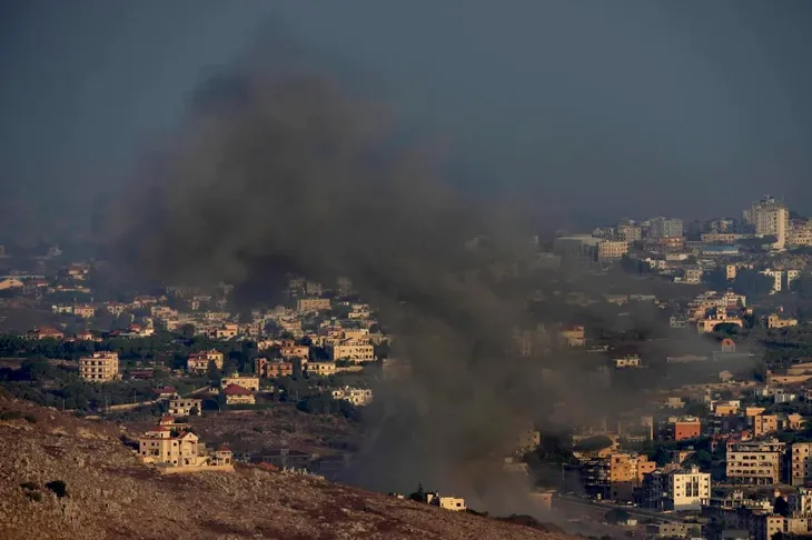 Israel hiếm hoi khuyến cáo người dân Lebanon tránh các địa điểm liên quan đến Hezbollah - Ảnh 1. Israel hiếm hoi khuyến cáo người dân Lebanon tránh các địa điểm liên quan đến Hezbollah - Ảnh 1.