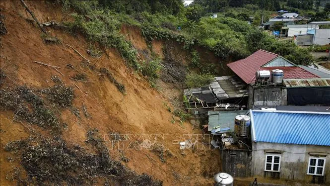 Sạt lở đất đe dọa nhiều hộ gia đình ở Nà Tấu, Điện Biên - Ảnh 1. Sạt lở đất đe dọa nhiều hộ gia đình ở Nà Tấu, Điện Biên - Ảnh 1.