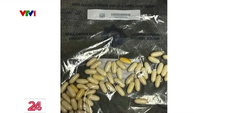 Nam Phi bắt nghi phạm vận chuyển cocaine trong dạ dày - Ảnh 1. Nam Phi bắt nghi phạm vận chuyển cocaine trong dạ dày - Ảnh 1.