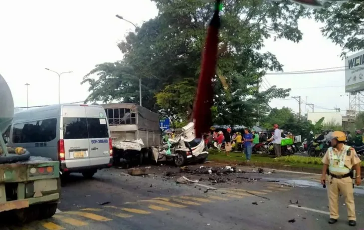 Tai nạn liên hoàn trên đường Nguyễn Văn Linh (TP Hồ Chí Minh) làm 2 người tử vong - Ảnh 2. Tai nạn liên hoàn trên đường Nguyễn Văn Linh (TP Hồ Chí Minh) làm 2 người tử vong - Ảnh 2.