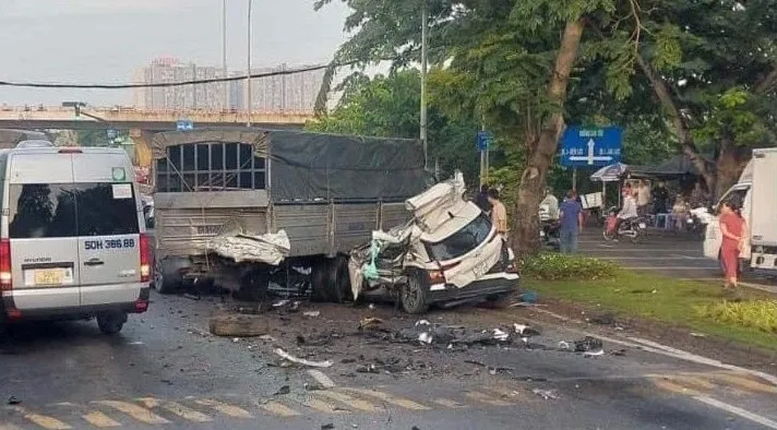 Tai nạn liên hoàn trên đường Nguyễn Văn Linh (TP Hồ Chí Minh) làm 2 người tử vong - Ảnh 1. Tai nạn liên hoàn trên đường Nguyễn Văn Linh (TP Hồ Chí Minh) làm 2 người tử vong - Ảnh 1.