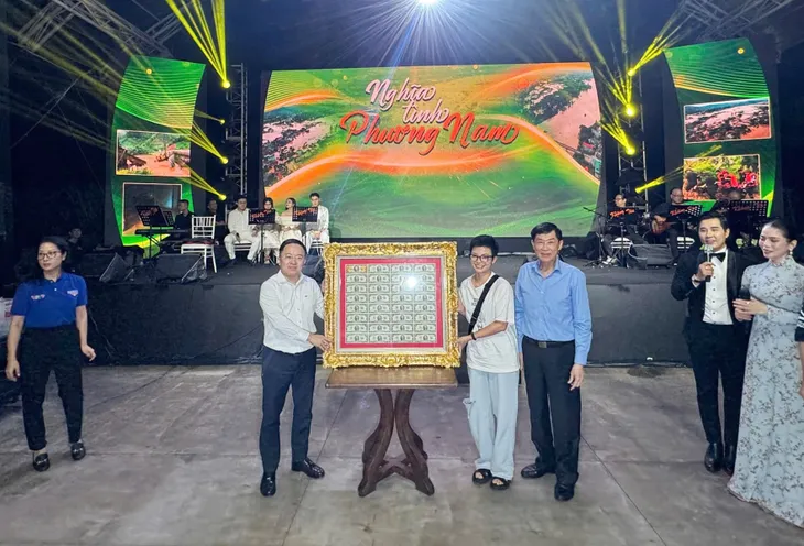 Ấm áp đêm nhạc Nghĩa tình phương Nam hướng về đồng bào vùng bão lũ - Ảnh 6. Ấm áp đêm nhạc Nghĩa tình phương Nam hướng về đồng bào vùng bão lũ - Ảnh 6.