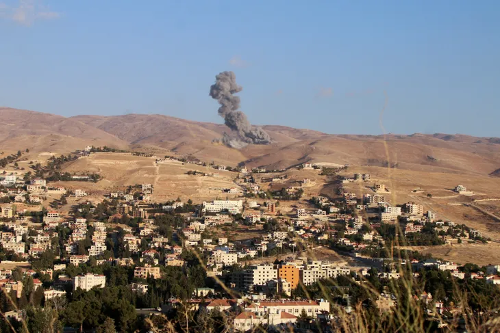 Israel không kích Hezbollah tại Lebanon khiến 500 người thiệt mạng - Ảnh 1. Israel không kích Hezbollah tại Lebanon khiến 500 người thiệt mạng - Ảnh 1.