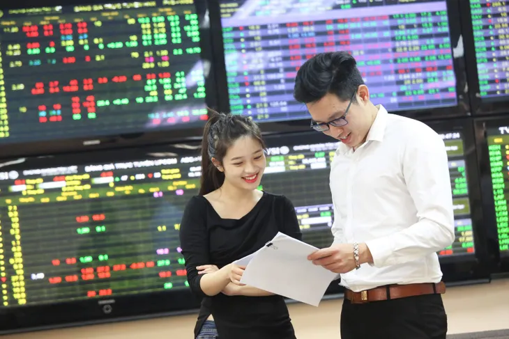 VN-Index vượt mốc 1.365 điểm - Ảnh 1.