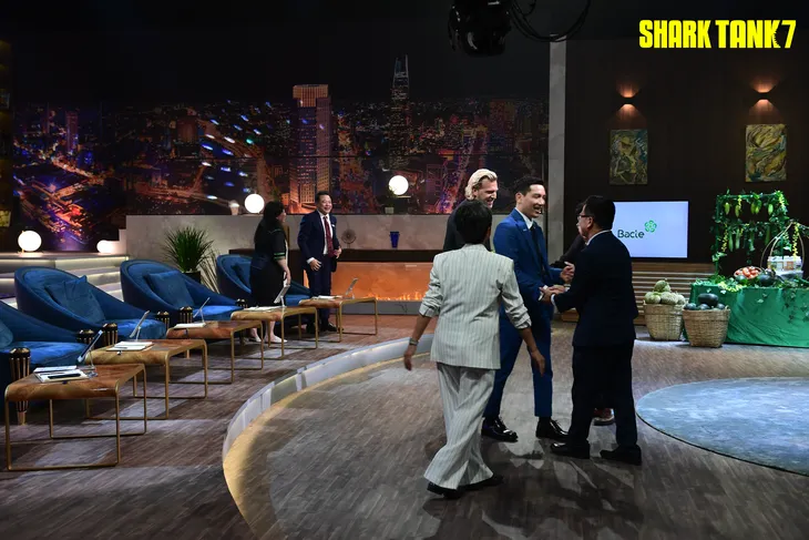 Shark Tank: Startup chế phẩm sinh học khiến 5 Shark cùng đầu tư - Ảnh 5. Shark Tank: Startup chế phẩm sinh học khiến 5 Shark cùng đầu tư - Ảnh 5.
