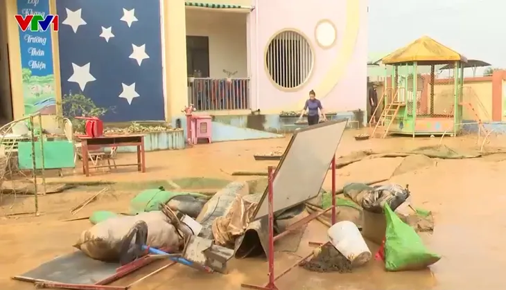 Người dân Hà Tĩnh dọn dẹp nhà cửa, vệ sinh môi trường sau lũ - Ảnh 1. Người dân Hà Tĩnh dọn dẹp nhà cửa, vệ sinh môi trường sau lũ - Ảnh 1.