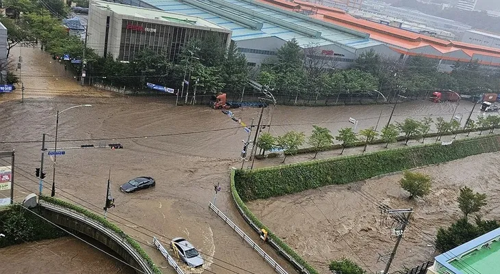 Nhiều khu vực tại Trung Quốc, Nhật Bản, Hàn Quốc oằn mình chống lũ lụt - Ảnh 2. Nhiều khu vực tại Trung Quốc, Nhật Bản, Hàn Quốc oằn mình chống lũ lụt - Ảnh 2.