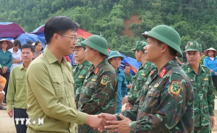 Xúc động ngày chia tay lực lượng quân đội tìm kiếm ở Làng Nủ - Ảnh 3. Xúc động ngày chia tay lực lượng quân đội tìm kiếm ở Làng Nủ - Ảnh 3.