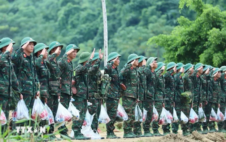 Xúc động ngày chia tay lực lượng quân đội tìm kiếm ở Làng Nủ - Ảnh 4. Xúc động ngày chia tay lực lượng quân đội tìm kiếm ở Làng Nủ - Ảnh 4.