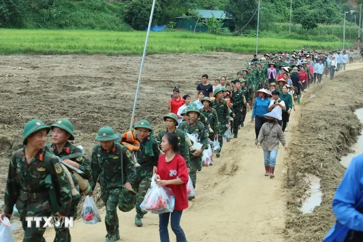 Xúc động ngày chia tay lực lượng quân đội tìm kiếm ở Làng Nủ - Ảnh 5. Xúc động ngày chia tay lực lượng quân đội tìm kiếm ở Làng Nủ - Ảnh 5.